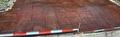 Rood geprint terras in tegelpatroon met afzetlint